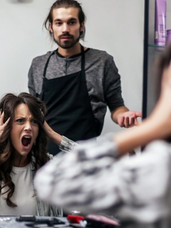 clientes-desesperados-en-salon-de-belleza